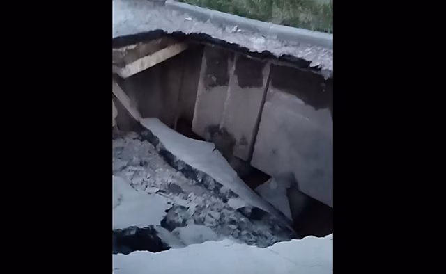 В Курске на дороге на ул.Парковой образовался провал
