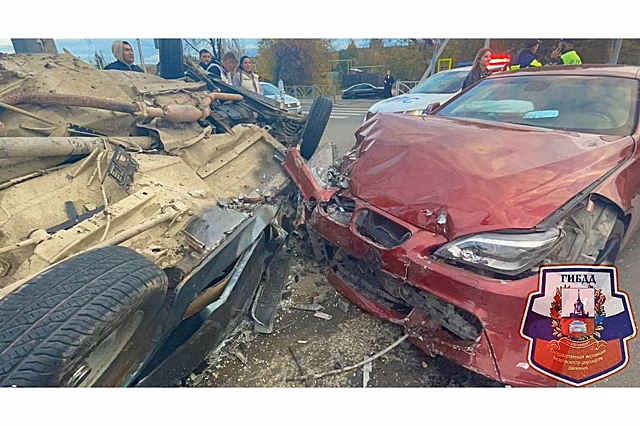 В Екатеринбурге летевший на красный BMW опрокинул "Ладу"