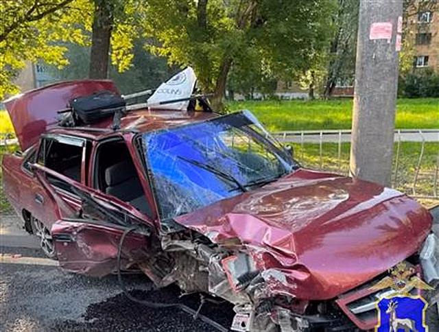 В Самаре автомобиль Daewoo Nexia наехал на бордюр, световую опору и на металлические ограждения
