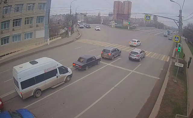 В Волгограде на двух улицах изменился режим работы светофора