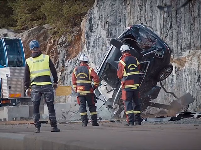 Volvo сбросила 10 новых машин с 30-метровой высоты (ВИДЕО)