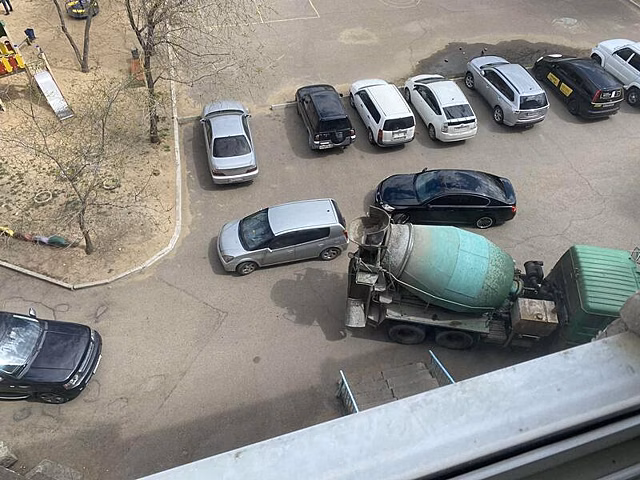 Во дворе жилых домов в центре Читы образовалась автомобильная пробка