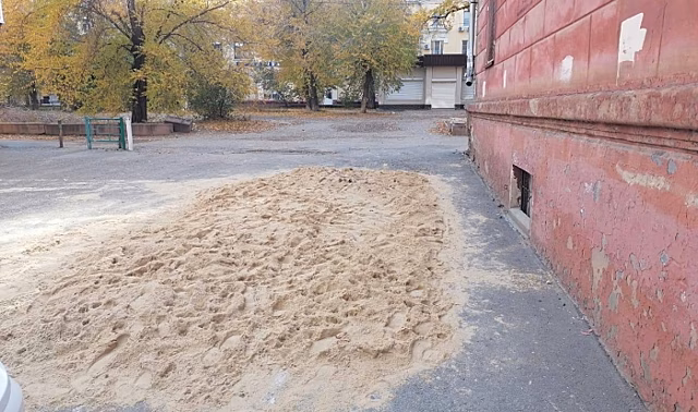 Яму, куда случайно провалился водитель «Лады», засыпали в Волгограде