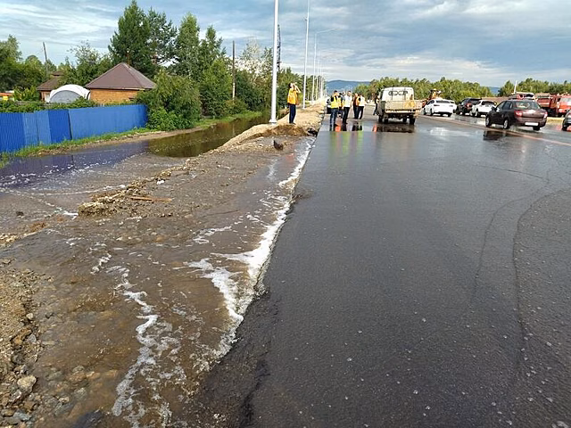 В Забайкалье экипажи ГИБДД патрулируют затопленную трассу