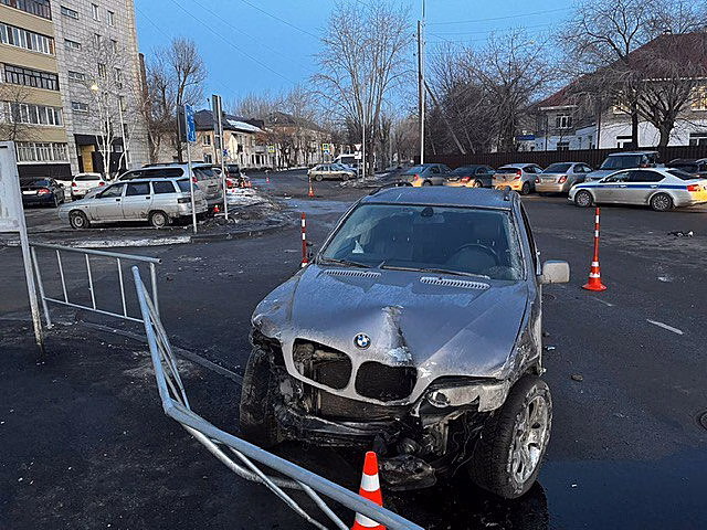 Пьяный житель Тюмени протаранил девять автомобилей на BMW