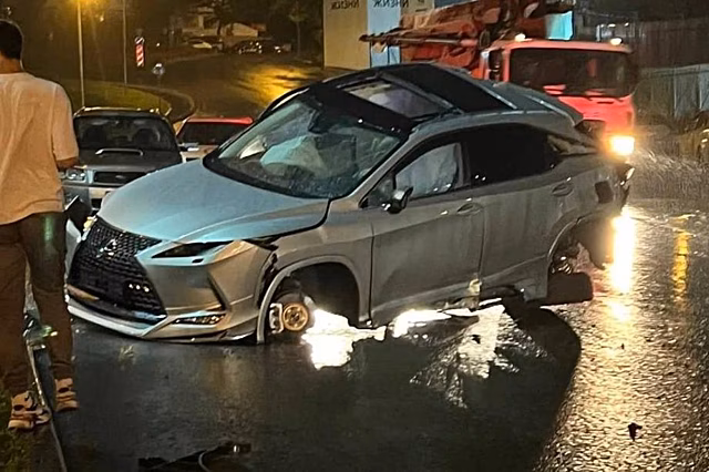 «Всмятку»: жуткое ДТП с участием Lexus произошло во Владивостоке