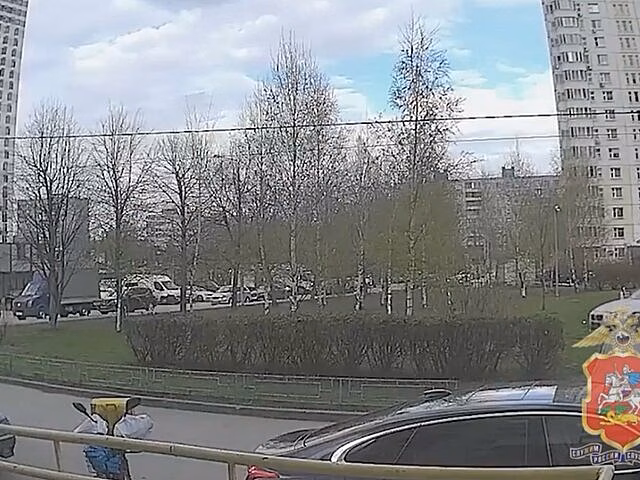 Автомобиль BMW без номеров проехал по детской площадке в подмосковных Мытищах