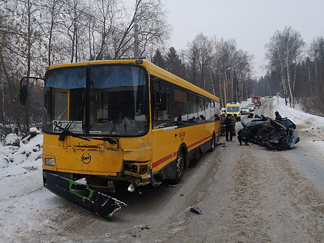   Водитель легковушки погибли при столкновении с автобусом в Ижевске  