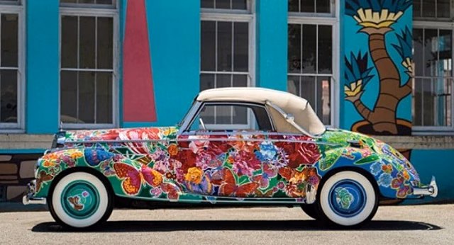 Художник Хиро Ямагата превратил десятки моделей Mercedes 220 Cabriolet A W187 в арт-объекты