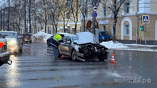 20-летний водитель вылетел на красный сигнал светофора в центре Вологды, есть пострадавшие