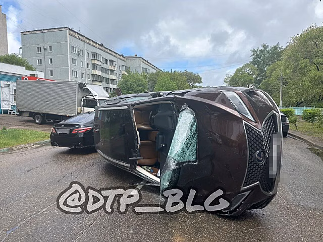 В Благовещенске Lexus перевернулся при ДТП с тремя автомобилями