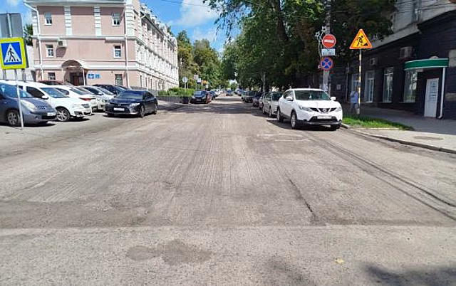 В Курске начали обновлять дорожное покрытие на улице Горького