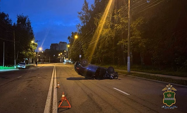 Водитель легковушки попал в больницу после ночного ДТП с переворотом