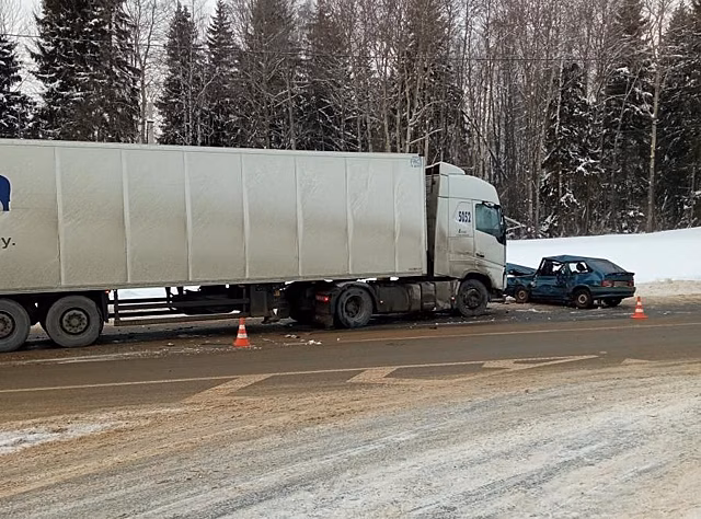 Страшная авария с фурой произошла на федеральной трассе в Костромской области