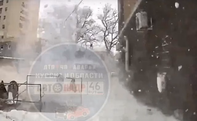 ​В Курске на улице Павлуновского с крыши сошла лавина