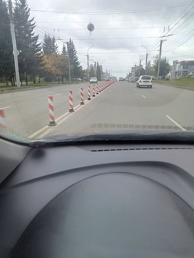 Кировчане строят предположения, что будет с разделительными столбиками зимой