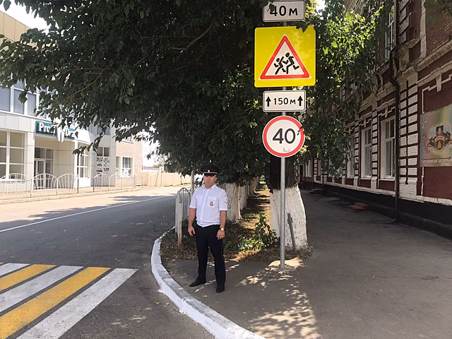 В Армавире сотрудники ГИБДД контролируют наличие дорожных знаков и «зебр» рядом со школами