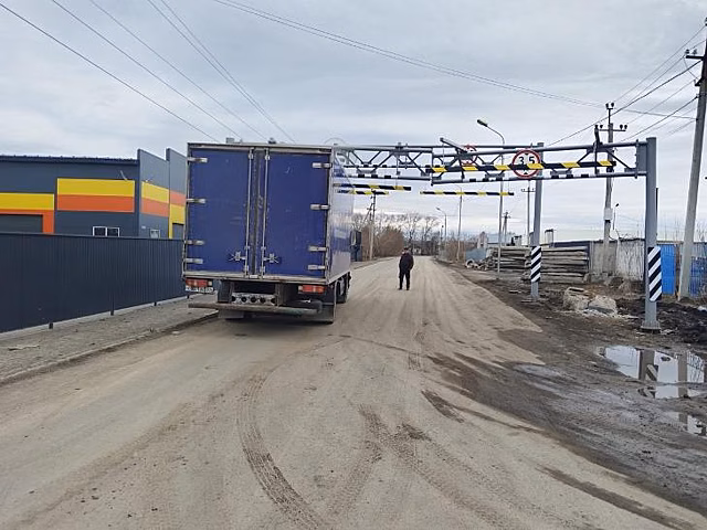 Рамку-ограничитель для фур опять снесли на улице Малыгина в Новосибирске