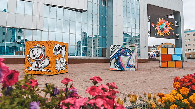 Новую фотозону из кубов обустроили по дороге к детской библиотеке в Губкинском. ФОТО