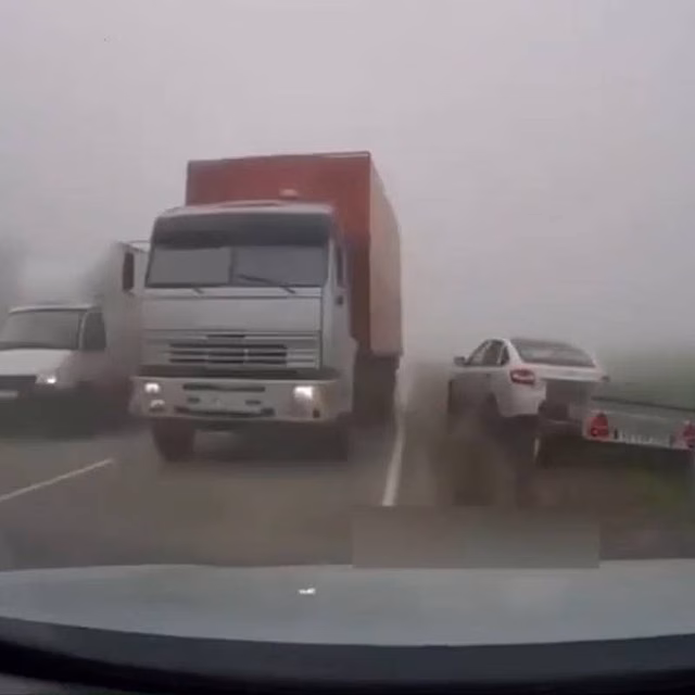 В России водитель увернулся от вылетевшей из тумана навстречу фуры и попал на видео