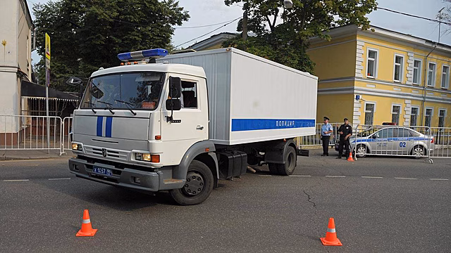 Полицейский автозак в Краснодаре раздавил курьера на мопеде
