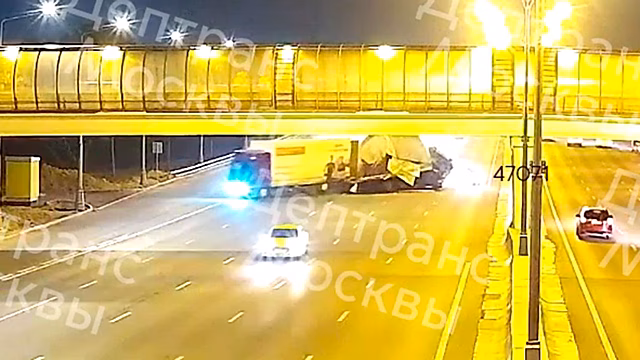 Жесткое столкновение двух фур на МКАД попало на камеру