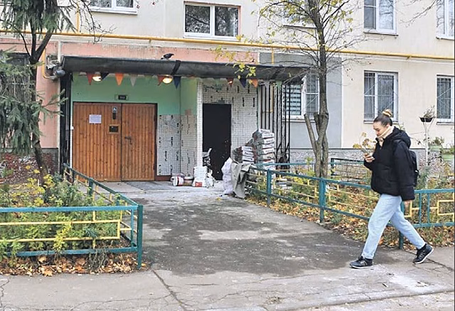 В районе Новогиреево коммунальные службы заменили строителей