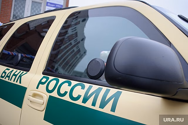 Под Саратовом на трассе перевернулся бронированный инкассаторский автомобиль