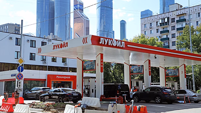 Штраф за смартфон, новая угроза для правого руля и взлёт цен на бензин. Главное за неделю