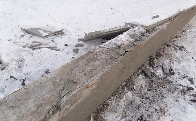 В Курске из-за ДТП разбита стена в парке «Патриот»