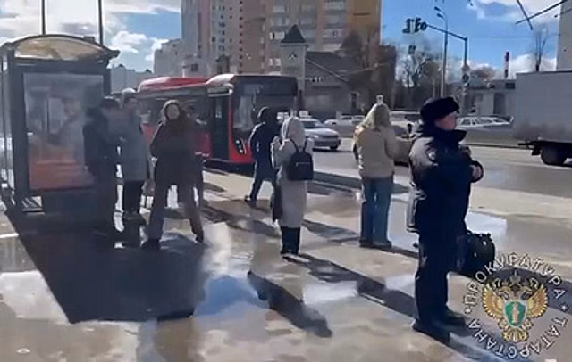 Троих пострадавших в ДТП с такси в Казани после осмотра отпустили
