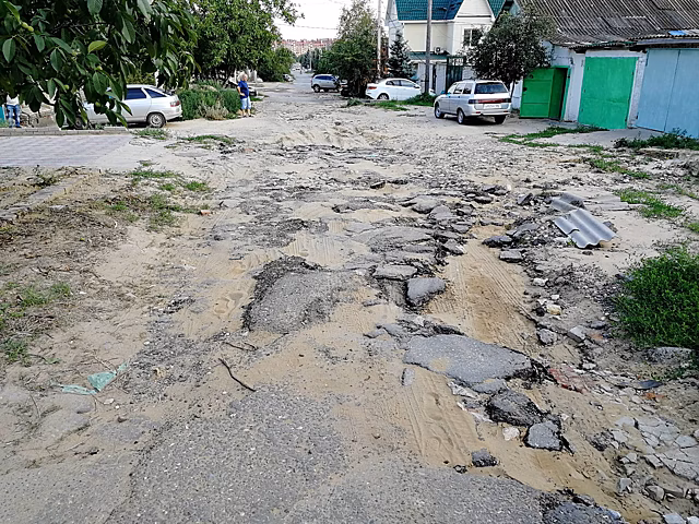 Ливни раскрошили дорогу в частном секторе в Волгограде