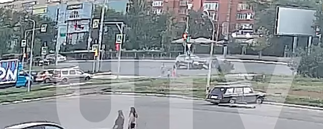 СМИ: в Оренбурге внедорожник на скорости влетел в легковушку