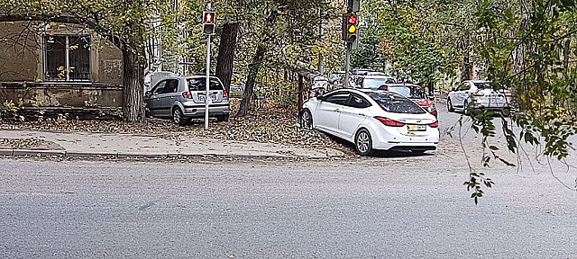 В Саратове автомобили участников ДТП вынесло к жилому дому на тротуар
