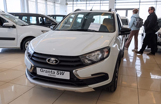 Суд обязал автодилера выплатить 4 млн рублей владельцу Lada Grаntа с дефектами