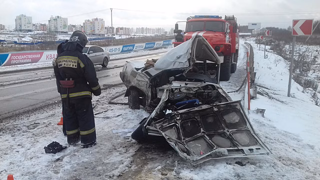 На трассе Нижний Новгород – Муром фургон раскатал легковушку
