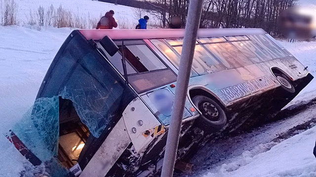 Под Калининградом вылетел в кювет автобус с пассажирами