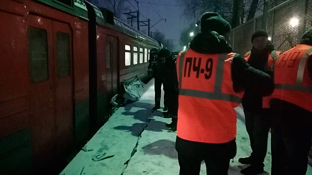 Три человека погибли в аварии с легковушкой и электропоездом в Подмосковье