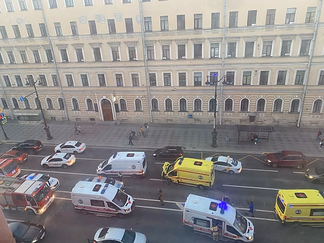 Вся бригада «скорой» пострадала в ДТП с BMW в центре Петербурга
