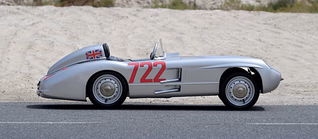 Масштабную копию легендарного Mercedes-Benz 300 SLR продают за 17 250 долларов США