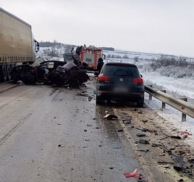 В Волгоградской области столкнулись четыре автомобиля: погибли водители двух из них