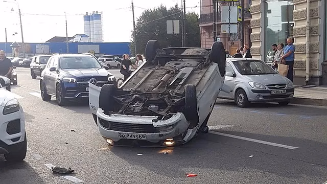 В Петербурге автомобиль перевернулся из-за самокатчика