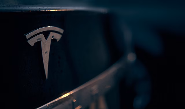 Акции Tesla упали из-за роботакси