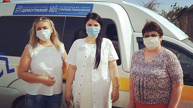 В Астраханской области медработники осматривают пожилых сельчан на дому