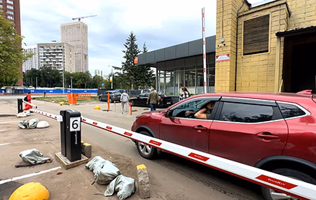 Шлагбаум раздора: жильцы московских многоэтажек не поделили парковку во дворе