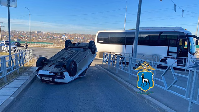 Школьный автобус столкнулся с легковушкой в Самарской области