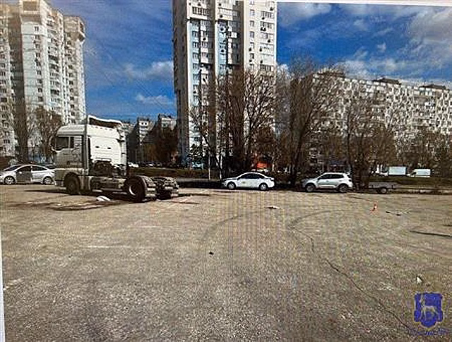 В Самаре женщина погибла под колесами большегруза на парковке