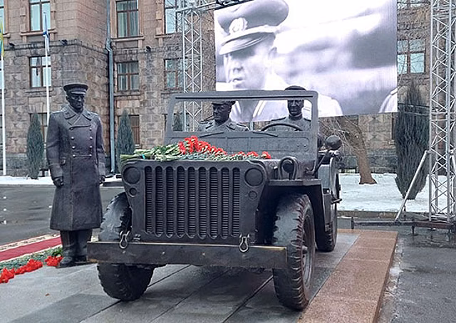 Скульптурную композицию, посвященную маршалу Г.К. Жукову, открыли в центре Екатеринбурга