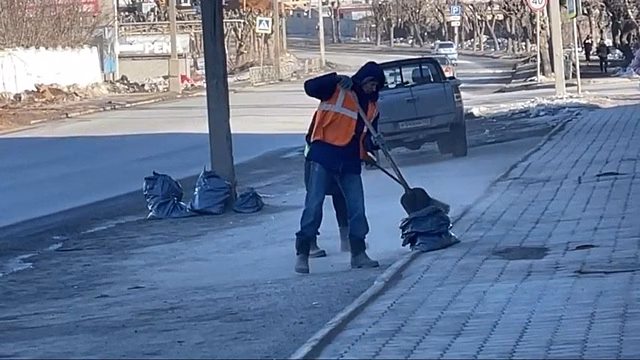 Весенняя уборка: с улиц Кирова за сутки вывозят 40 кубов мусора