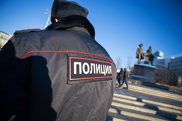 За пикет в День Конституции активистка из Барнаула предстала перед судом